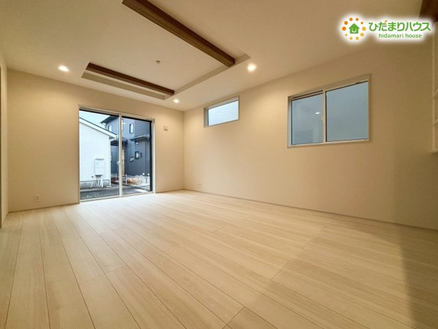 深谷市上柴町西1丁目　新築一戸建て　ブルーミングガーデン　02の居間・リビング|陽当たりの良いリビングは、自然とご家族が集まる明るい空間に♪ お洒落なダウンライトが、夜のくつろぎタイムを素敵に演出します。キッチンからリビング全体が見渡せるため、お子様を見守りながら家事ができます!