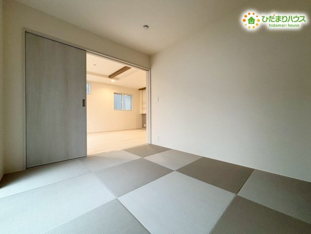 深谷市上柴町西1丁目　新築一戸建て　ブルーミングガーデン　02の和室|LDKに隣接した、モダンな畳がお洒落な和室♪ お子様のプレイスペースやお昼寝、来客時のお泊り部屋としてなど、多目的に活躍します! キッチンからも近いので、お料理をしながらお子様の様子を見守れますね♪