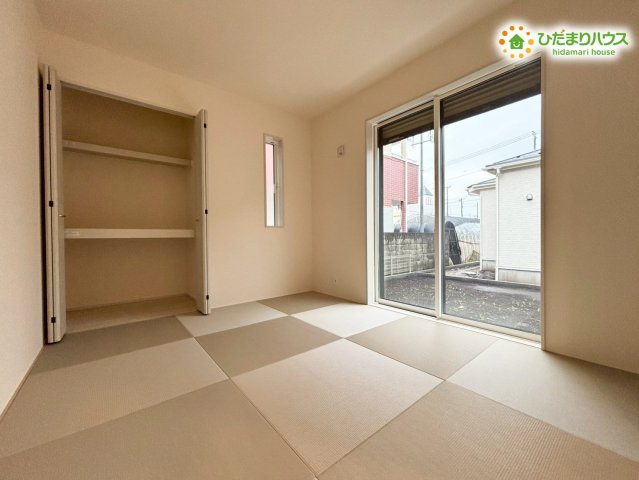 深谷市上柴町西1丁目　新築一戸建て　ブルーミングガーデン　02の和室|開放感のある大きな掃き出し窓から、たっぷりの陽射しが差し込む明るい和室! 窓の外には庭が広がっており、緑を眺めながらゆったりとくつろげます♪ 押入れ付きなので、お布団や季節物の収納もばっちりです!