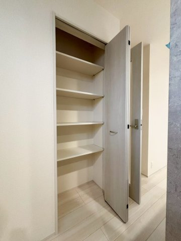深谷市上柴町西1丁目　新築一戸建て　ブルーミングガーデン　02の収納|キッチン横に備え付けられた便利なパントリー収納! 可動棚仕様になっているため、食材のストックやパスタ類、大きめのお鍋や調理器具まで効率よく収納できます♪ 扉付きで中身を隠せるのも嬉しいですね!