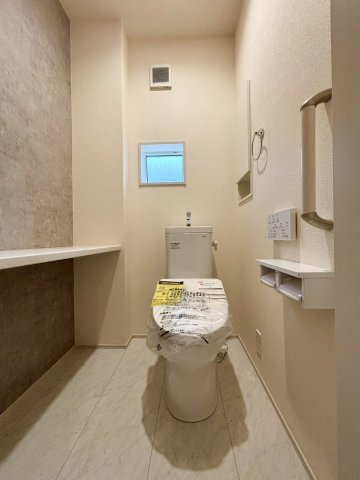 深谷市上柴町西1丁目　新築一戸建て　ブルーミングガーデン　02のトイレ|温水洗浄便座付きで、毎日快適に使用できます♪ 造付カウンターを設置しているため、ペーパーのストックやお気に入りの小物等を飾っても素敵です♪ 窓付きなので換気もしっかり行え、いつも清潔感を保てます!