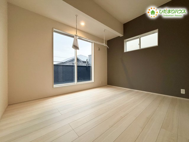 深谷市上柴町西1丁目　新築一戸建て　ブルーミングガーデン　02の洋室|2面に窓を配した、日当たり・通風良好な明るい洋室♪ ダーク色のアクセントクロスが、お洒落な空間を演出します! 天井には室内干し用のの吊り金具も完備されており、雨の日のお洗濯に大活躍しそうですね!