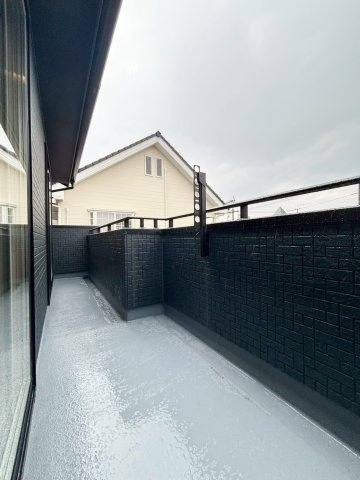 深谷市上柴町西1丁目　新築一戸建て　ブルーミングガーデン　02のバルコニー|2部屋から出入りできる、南向きの広々としたバルコニー! 洗濯物や布団を一気に干せるので、忙しい日の家事も効率よく行えます♪ 周辺には遮るものがなく、開放的な眺望を楽しめるのも魅力です!