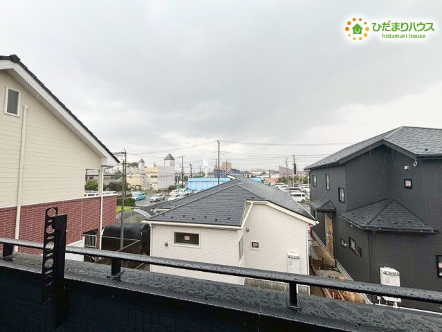 深谷市上柴町西1丁目　新築一戸建て　ブルーミングガーデン　02の展望|開放感のある眺望を楽しめます! 周辺は閑静な住宅街で落ち着いてお過ごしいただけます。お洗濯物を干しながら、外の景色を眺めてほっと一息、リフレッシュできそうです!涼しい日の夜風も心地よさそうですね♪
