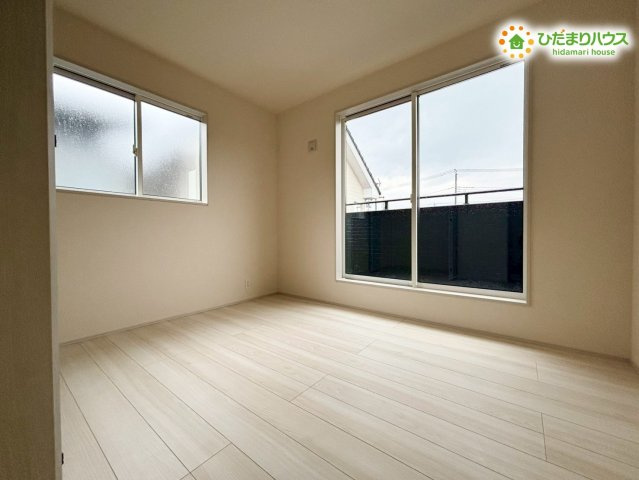 深谷市上柴町西1丁目　新築一戸建て　ブルーミングガーデン　02の洋室|2面に窓があり、たっぷりの陽射しが差し込む明るい洋室! 風通しも良く、快適にお過ごしいただけます♪ 落ち着いた色合いのアクセントクロスがお洒落で、集中して勉強や作業ができる環境が整っています!