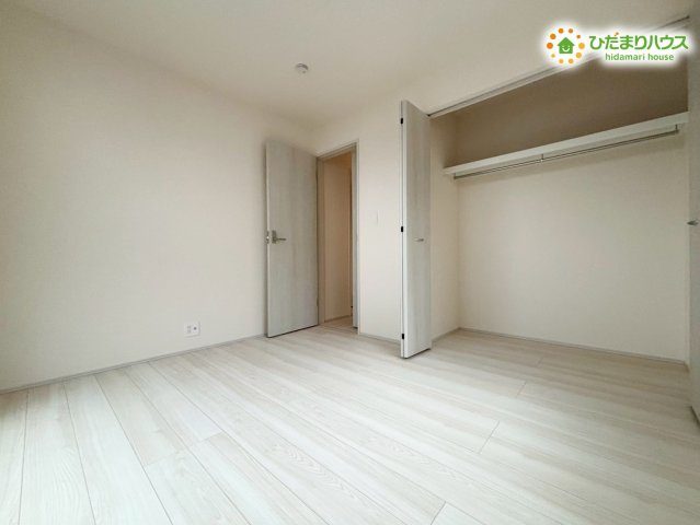 深谷市上柴町西1丁目　新築一戸建て　ブルーミングガーデン　02の洋室|各居室に大容量の収納を完備しており、お部屋をすっきりと保てます! お子様の成長に合わせて増える荷物も、たっぷり収納できるので安心です♪ ご家族それぞれのお部屋で、自分時間を満喫できますね!