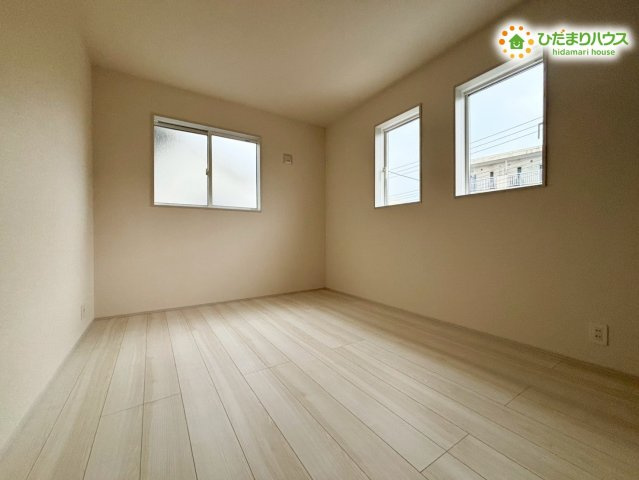 深谷市上柴町西1丁目　新築一戸建て　ブルーミングガーデン　02の子供部屋|2面採光で明るく、お子様部屋にぴったりの洋室! 白を基調としたアクセントクロスが、清潔感のある爽やかな空間を演出します♪ お勉強道具やおもちゃも、大容量のクローゼットですっきりと片付けられますね!