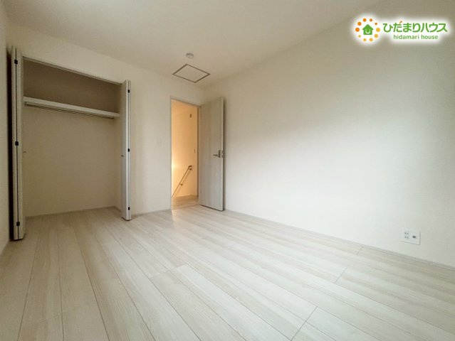 深谷市上柴町西1丁目　新築一戸建て　ブルーミングガーデン　02の洋室|シンプルな内装で、どんな家具とも合わせやすい洋室♪ 2面に窓があり明るく快適にお過ごしいただけます。在宅ワークや趣味の部屋など、用途に合わせてお使いいただけます! クローゼット付きで収納もばっちり!