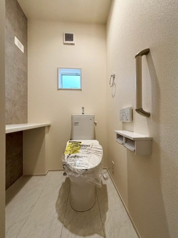 深谷市上柴町西1丁目　新築一戸建て　ブルーミングガーデン　02のトイレ|忙しい朝の時間帯も安心の2階トイレ! 温水洗浄便座付きで快適に使用できます♪ 便利なカウンターが設置されており、お花や小物を飾ったり、芳香剤を置くのにもぴったり! 窓付きで換気もバッチリです!