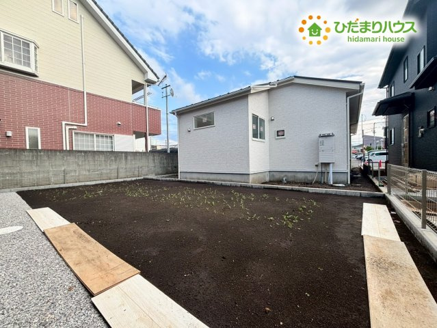 深谷市上柴町西1丁目　新築一戸建て　ブルーミングガーデン　02の庭|ゆったりとした広さのあるお庭スペース! お子様が伸び伸び遊べるプレイスペースや、家族でのBBQ、ガーデニングなど多目的にご活用いただけます♪ 日当たりも良好で、心地よい外の空気を満喫できますね!