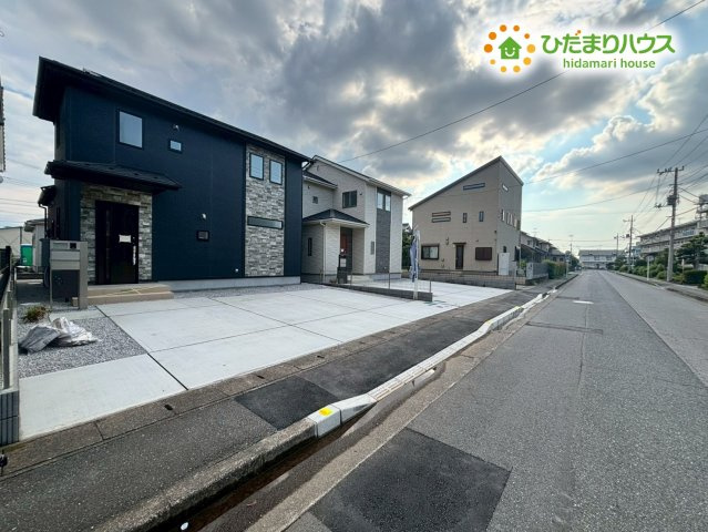 深谷市上柴町西1丁目　新築一戸建て　ブルーミングガーデン　02の前面道路含む現地写真|周辺は、新しいお家が立ち並ぶきれいな街並みです♪ 交通量が少ないため、お子様がいるご家庭も安心! 開放的な前面道路に面しており、日当たりが良く、明るい陽射しがリビングまで届きます♪