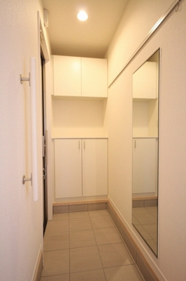 【玄関】 | シャーメゾンエムズ | 外出前に身なりをチェック！大きな鏡付いてます♪