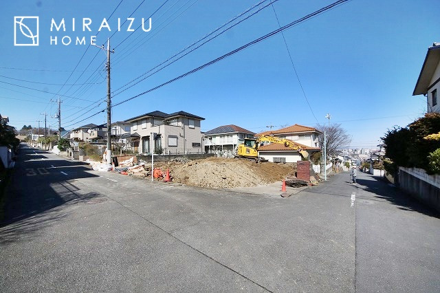 【外観】 | 青く澄み渡った綺麗な空と、陽の光をたっぷりと受ける、そんな新築住宅で新生活をスタートしてみませんか？見学・ご相談等、ミライズホーム(株)までお気軽にご連絡下さい。