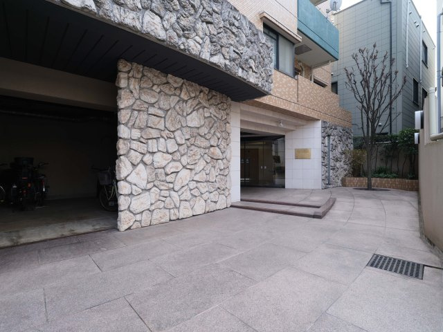 コートヤード祐天寺のエントランス|「祐天寺」駅徒歩２分！平成１０年築の新耐震基準マンション、コートヤード祐天寺は即日現地案内可能となっておりますので、お気軽にお問い合わせください！