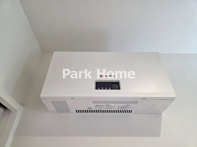 高知市一宮中町 ⑨　新築戸建ての設備|＜パワーコンディショナー＞太陽電池モジュールで発電した直流電力をご家庭で使用できる交流電力に変換するパワーコンディショナ。