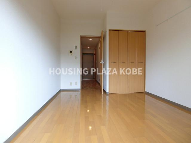 シャルマン須磨海浜公園の居間・リビング|一人暮らしのお部屋では少し広めの約7.2帖のメインルーム。