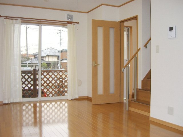 市川ガーデンヴィラＡの居間・リビング|10帖の広いリビング！