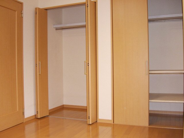 市川ガーデンヴィラＡの居間・リビング|たっぷりの収納スペース！