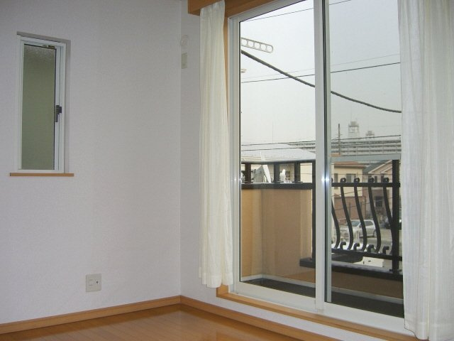 市川ガーデンヴィラＡの居間・リビング|明るい室内