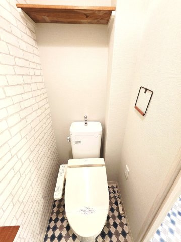 【トイレ】 | エクレール　ヨコハマ | エクレール・ヨコハマ　　　レトロ調の床とレンガ調の壁や雰囲気のあるペーパーホルダーとタオル掛けがいい感じです♪温水洗浄便座付き！　