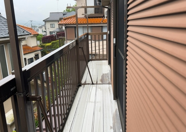 【バルコニー】 | バルコニーは、室外の専用スペースのうち、「屋根がなく開放された空間」であるものを指します。ベランダより広いタイプのものが多く、日当たりもよいため家庭菜園などを楽しみたい人にとって適した環境となります。
