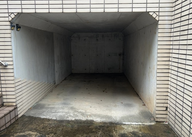 【駐車場】 | 駐車場と明記されていても、最小スペースでつくられた駐車場だと大型車は駐車できなかったり、出入りしにくくなったりする可能性があります。お車のサイズと購入したい物件の駐車場のサイズを現地で確認しましょう。