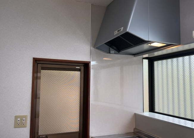 【冷暖房・空調設備】 | ２４時間換気と一般的な換気扇は役割が違います。２４時間換気は室内の空気を循環して、シックハウスや結露を防ぐ役割があるため常に動かす必要があります。一方の換気扇の役割は短期間で空気を入れ替えることです。