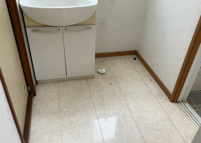 【脱衣所】 | 多くの戸建て住宅で見かける洗面脱衣所は、洗面台と洗濯機が2畳ほどのスペースに並べられていて、洗面所が脱衣所を兼ね備えている間取りが一般的です。お客様が利用することもある、パブリックな空間でもあります。