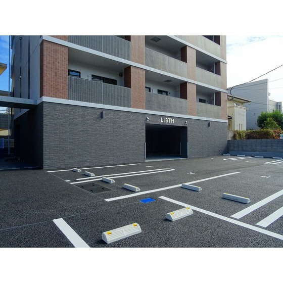 LIBTH坪井の駐車場