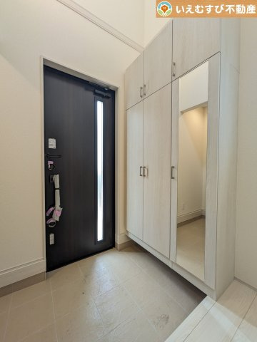 BLOOMING GARDEN　深谷市上柴町西1丁目の玄関|玄関がいつも片づく大容量シューズボックス
充実の収納設備で玄関がすっきり綺麗に過ごせると快適ですよね♪