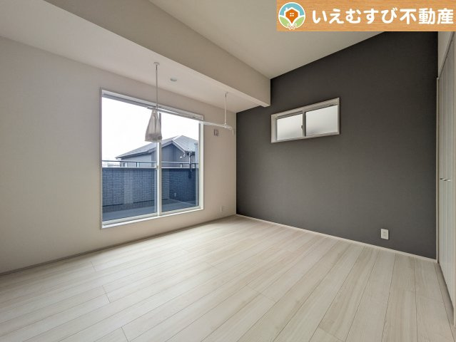 BLOOMING GARDEN　深谷市上柴町西1丁目の洋室|2面採光で明るい居室
たっぷりの採光で明るいお部屋にアクセントクロスがおしゃれな洋室！