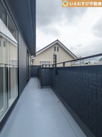 BLOOMING GARDEN　深谷市上柴町西1丁目のバルコニー|南バルコニーで毎日のお洗濯もラクラク快適
しっかり太陽の光が降り注ぐ南向きなのでお洗濯物が乾きやすい♪