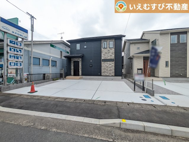 BLOOMING GARDEN　深谷市上柴町西1丁目の駐車場|並列3台駐車可能なゆとりのカースペース
複数台車をお持ちでも、お友達が遊びに来てもゆとりの駐車スペース！