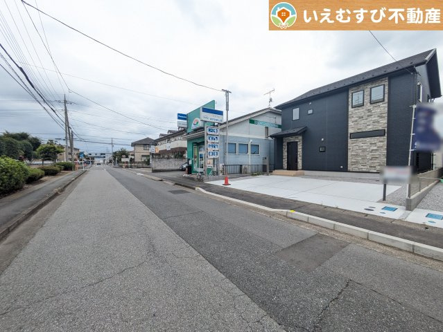 BLOOMING GARDEN　深谷市上柴町西1丁目の前面道路含む現地写真|安心の広々9ｍ前面道路
広い前面道路はお車の駐車が楽々！すれ違える広さが確保されています♪