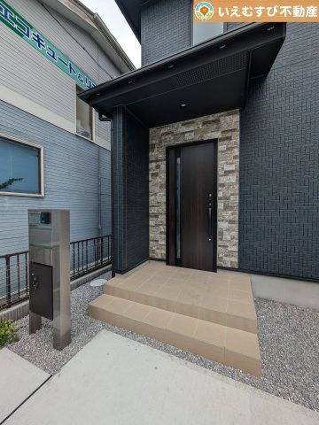 BLOOMING GARDEN　深谷市上柴町西1丁目のエントランス|雨が防げる広々エントランス
駐車場からアクセスの良いエントランス。雨の日や荷物が多くても安心の動線♪