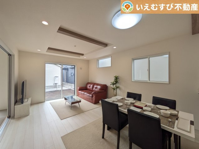 BLOOMING GARDEN　深谷市上柴町西1丁目の居間・リビング|開放感と家族との距離感にこだわったＬＤＫ
開放的な折り上げ天井のリビングで家族みんなでくつろげそうですね♪