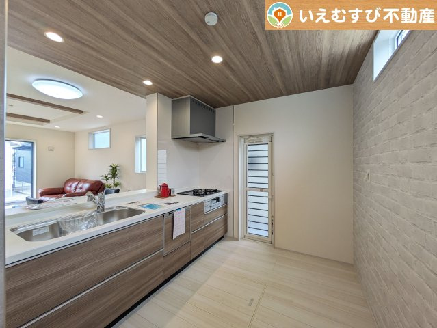 BLOOMING GARDEN　深谷市上柴町西1丁目のキッチン|リビングのお子様を見守りながらお料理ができる対面キッチン
様子を見たり会話をしながら過ごせるキッチンで楽しく料理ができますね！
