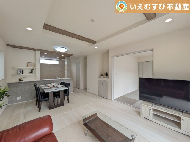 BLOOMING GARDEN　深谷市上柴町西1丁目の居間・リビング|ご家族みんながゆったりくつろげるリビング
ゆとりの空間でくつろいだり遊んだり、家族の時間が楽しみですね♪