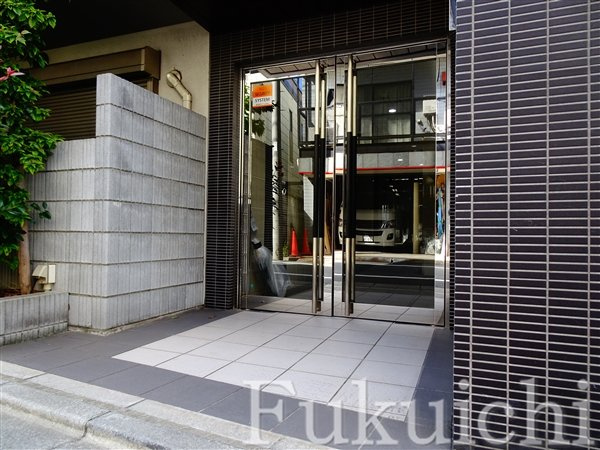 プレール・ドゥーク学芸大学のエントランス
