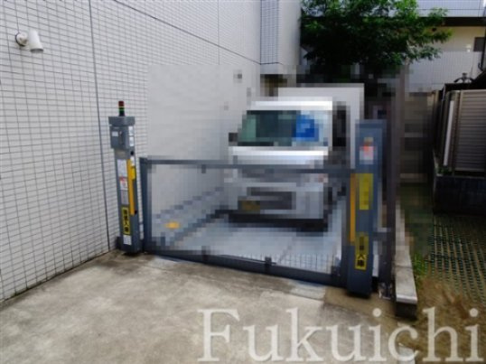 プレール・ドゥーク学芸大学の駐車場