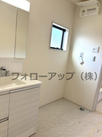 リーブルガーデン精華町菅井西ノ辻町の独立洗面台|独立洗面台、小物を置くことができて便利です