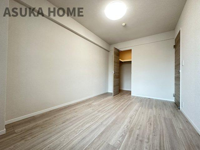  レックス横浜上大岡の独立洗面台|使いやすい3面鏡、シャワー付水栓で洗面台でのシャンプーや毎日の掃除にも便利な設備ですね。