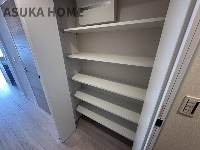  レックス横浜上大岡の収納|２か所の廊下収納設置。ストック品の収納や掃除用具の収納に便利そうですね。