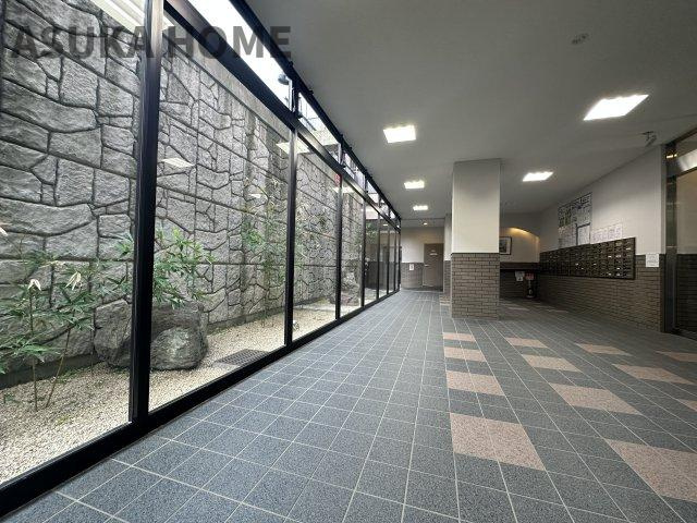  レックス横浜上大岡|屋内の整理されたスタンド付きの使いやすい駐輪場です。