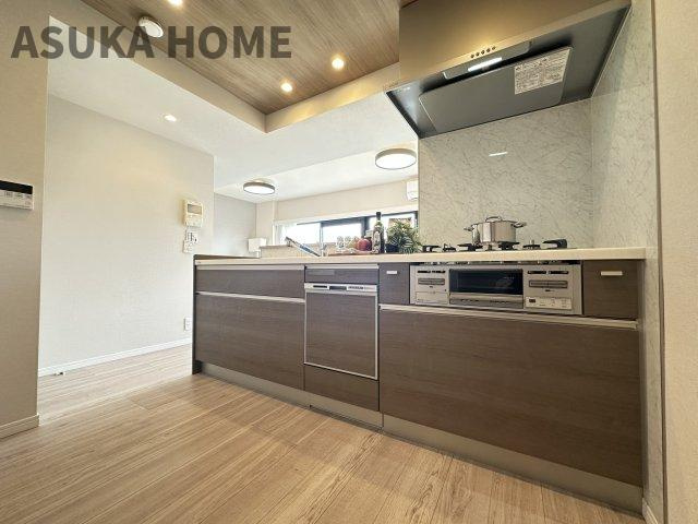  レックス横浜上大岡のキッチン|LDKが見渡せるカウンターキッチン、お料理をしながら家族との団欒の時間も過ごせるキッチンです。