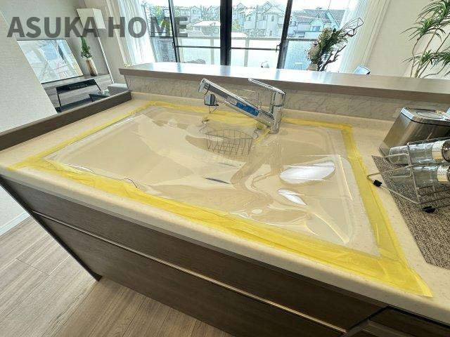  レックス横浜上大岡のキッチン|人気の人工大理石調のシンク。ワークトップとの一体とお手入れにしやすさが魅力的です。