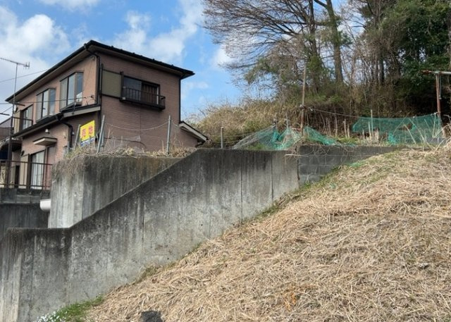 【外観】 | 現地に行くなら、物件の周囲の地形がどうなっているかを見ることも大切です。周辺より低くなっている土地では、大雨などで水が集まりやすいため、地盤が弱くなっているということも考えられるため、注意が必要です。