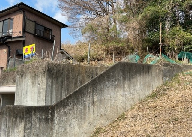 【外観】 | 隣家の土地はどうなっているのか、生活利便施設が近くにあるのか、学校まで近いかなど、お客様のライフスタイルにあわせたイメージが重要です。また、近くにあると困る施設が近くにないかも確認するといいでしょう。