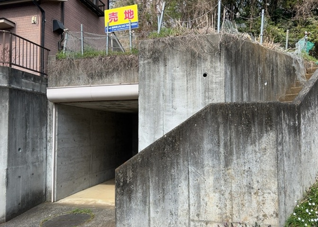 【外観】 | 土地購入を検討されている場合、境界杭がない状態で購入してしまうと境界確定測量をする必要があり、費用がかかります。購入の前に、売主、隣土地所有者立ち合いのもと境界を確定し境界杭を設置するのがベストです。