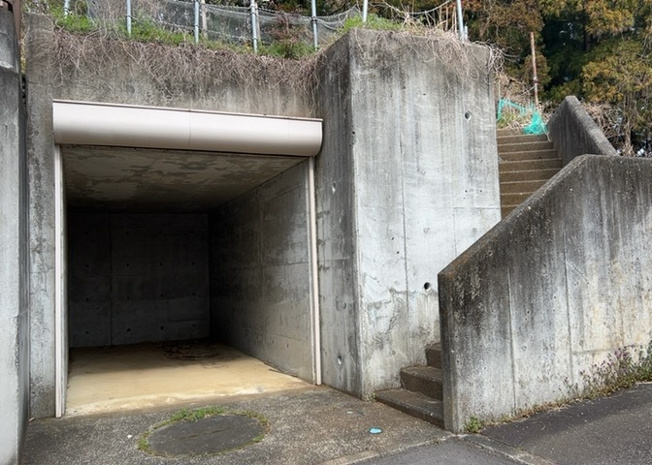 【外観】 | 人が暮らすうえで日光は大切な要素となります。日当たりの良さは譲れないポイントですね。併せて近くに大きな建築物の建築予定がないか、あるいはそれが可能な土地が近くにないか事前に確認することもお勧めします。